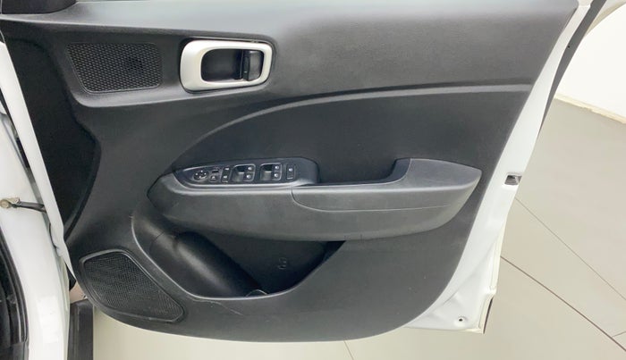 2022 Hyundai VENUE SX PLUS 1.0 TURBO DCT, Petrol, Automatic, 1,316 km, Driver Side Door Panels Control
