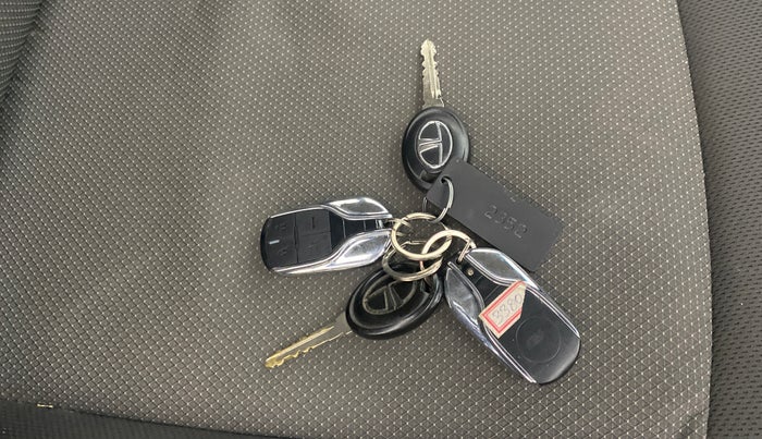 2017 Tata Tiago XE PETROL, Petrol, Manual, 63,707 km, Key Close Up