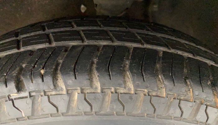 2015 Maruti Alto 800 LXI, Petrol, Manual, 23,155 km, Left Front Tyre Tread