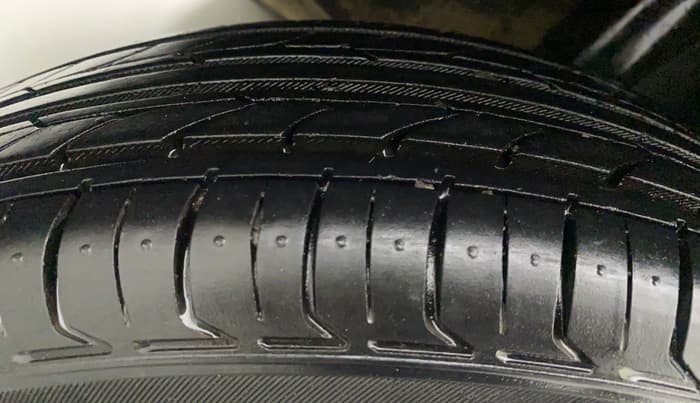 2016 Renault Kwid RXT 0.8, CNG, Manual, 36,817 km, Right Rear Tyre Tread