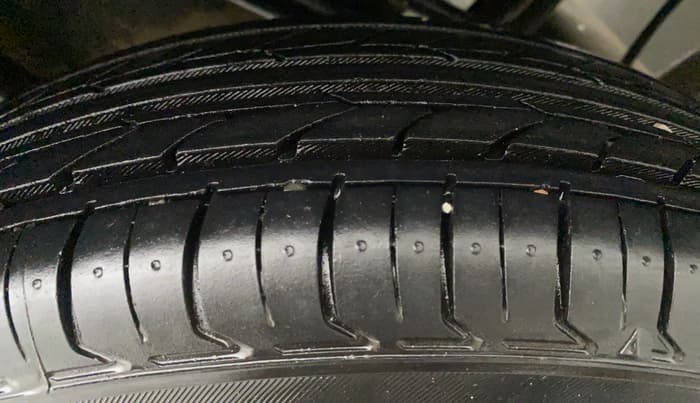 2016 Renault Kwid RXT 0.8, CNG, Manual, 36,817 km, Left Front Tyre Tread