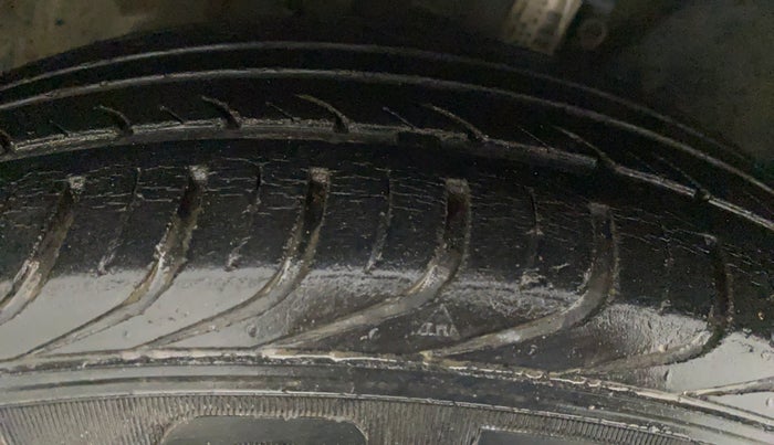 2012 Volkswagen Vento TRENDLINE 1.6, Petrol, Manual, 48,402 km, Right Rear Tyre Tread