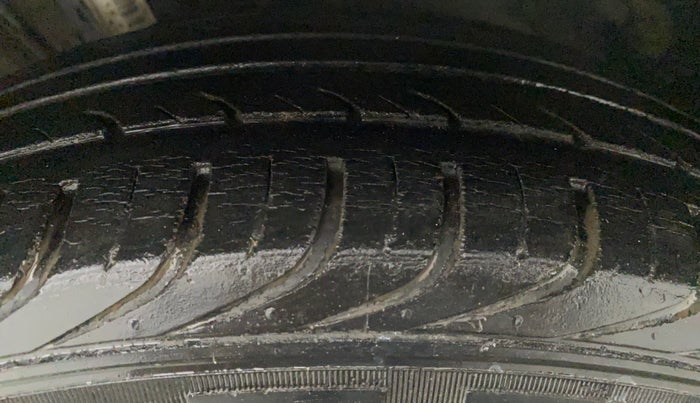2012 Volkswagen Vento TRENDLINE 1.6, Petrol, Manual, 48,402 km, Left Front Tyre Tread