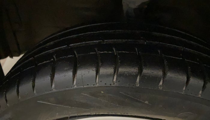 2014 Maruti Wagon R 1.0 VXI, Petrol, Manual, 56,484 km, Left Front Tyre Tread