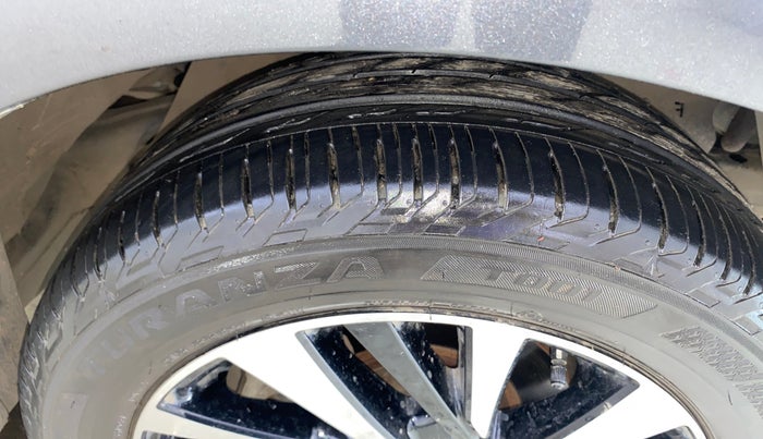 2022 Toyota Innova Crysta 2.7 ZX AT 7 STR, Petrol, Automatic, 10,460 km, Right Front Tyre Tread