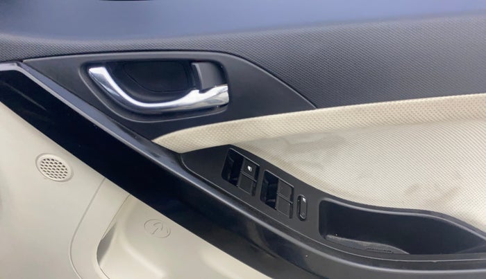 2022 Tata NEXON XZ PLUS (HS) PETROL, Petrol, Manual, 61,053 km, Driver Side Door Panels Control