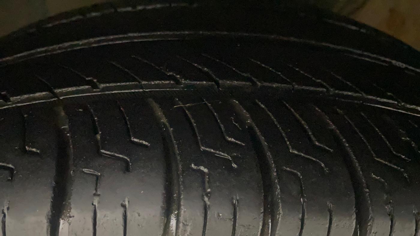 2016 Volkswagen Vento HIGHLINE DIESEL 1.5, Diesel, Manual, 1,19,043 km, Left Front Tyre Tread