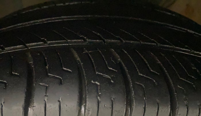 2016 Volkswagen Vento HIGHLINE DIESEL 1.5, Diesel, Manual, 1,19,043 km, Left Front Tyre Tread