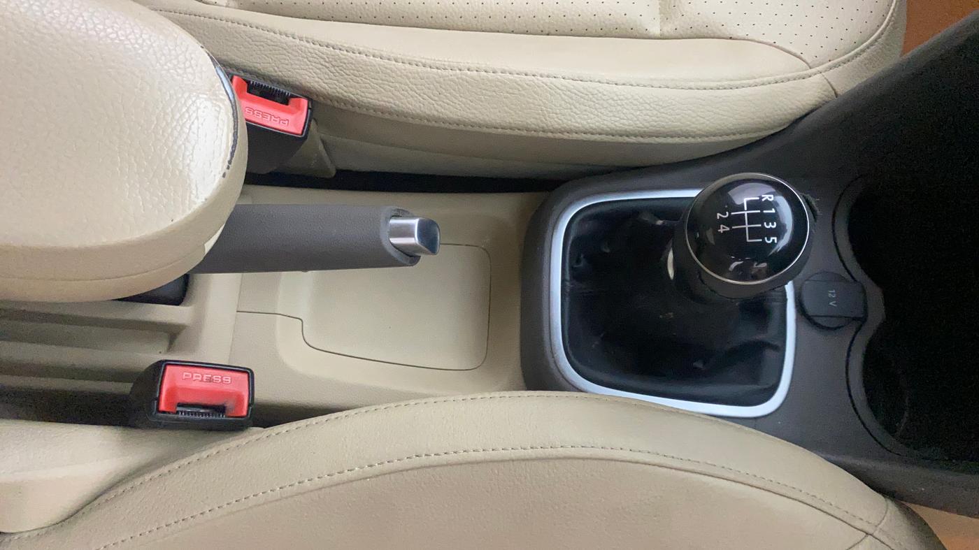 2016 Volkswagen Vento HIGHLINE DIESEL 1.5, Diesel, Manual, 1,19,043 km, Gear Lever