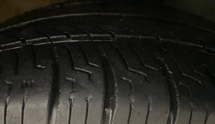 2016 Volkswagen Vento HIGHLINE DIESEL 1.5, Diesel, Manual, 1,19,043 km, Right Front Tyre Tread