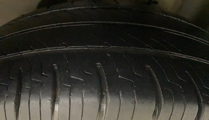 2016 Volkswagen Vento HIGHLINE DIESEL 1.5, Diesel, Manual, 1,19,043 km, Left Rear Tyre Tread