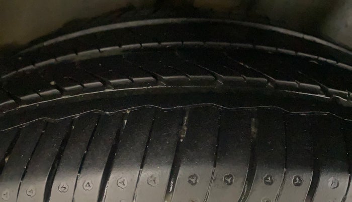 2016 Volkswagen Vento HIGHLINE DIESEL 1.5, Diesel, Manual, 1,19,043 km, Right Rear Tyre Tread