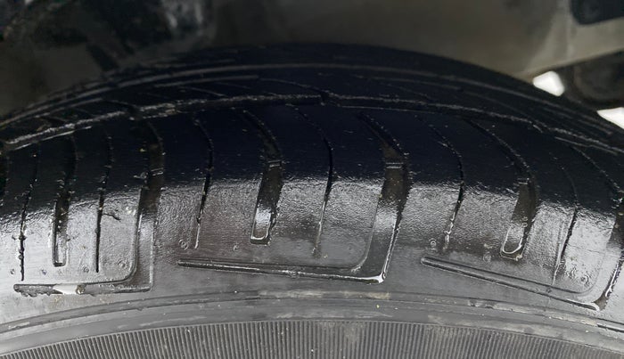 2012 Hyundai i10 MAGNA 1.2, CNG, Manual, 32,985 km, Right Front Tyre Tread