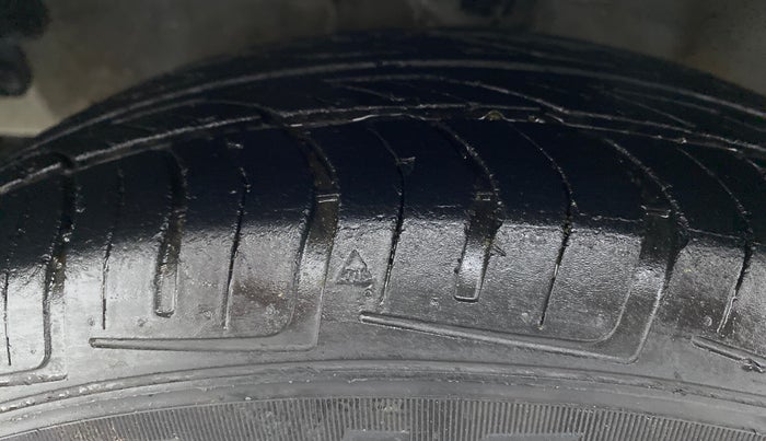 2012 Hyundai i10 MAGNA 1.2, CNG, Manual, 32,985 km, Left Front Tyre Tread