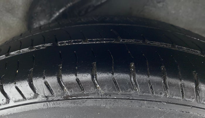 2012 Hyundai i10 MAGNA 1.2, CNG, Manual, 32,985 km, Left Rear Tyre Tread