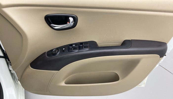 2012 Hyundai i10 MAGNA 1.2, CNG, Manual, 32,985 km, Driver Side Door Panels Control