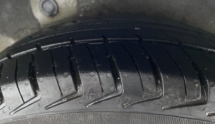 2012 Hyundai i10 MAGNA 1.2, CNG, Manual, 32,985 km, Right Rear Tyre Tread