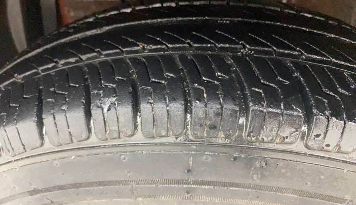 2015 Maruti Swift Dzire VDI, Diesel, Manual, 70,358 km, Left Front Tyre Tread