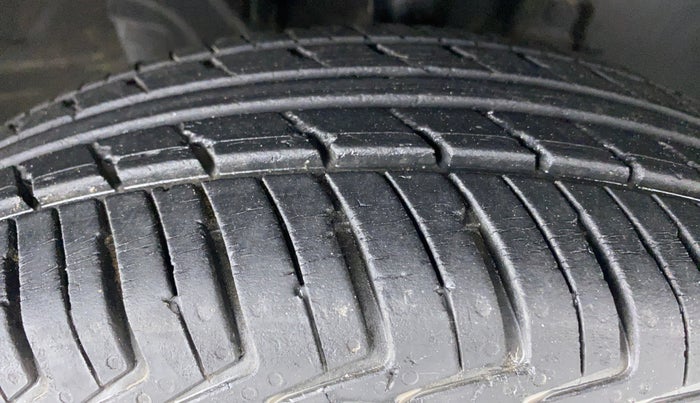 2017 Renault Kwid RXT, Petrol, Manual, 40,785 km, Right Front Tyre Tread
