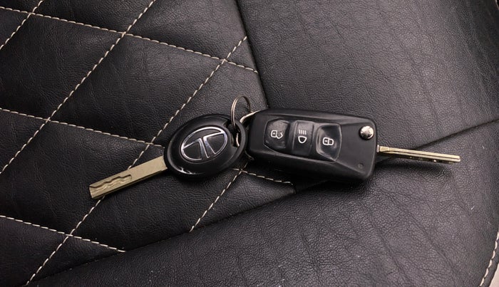 2020 Tata NEXON XM SUNROOF PETROL, Petrol, Manual, 35,575 km, Key Close Up