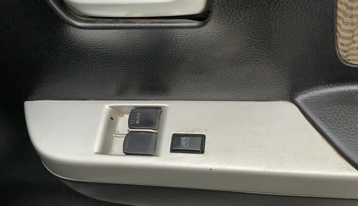 2018 Maruti Wagon R 1.0 LXI CNG, CNG, Manual, 1,00,362 km, Right front window switch / handle - Master window function not working