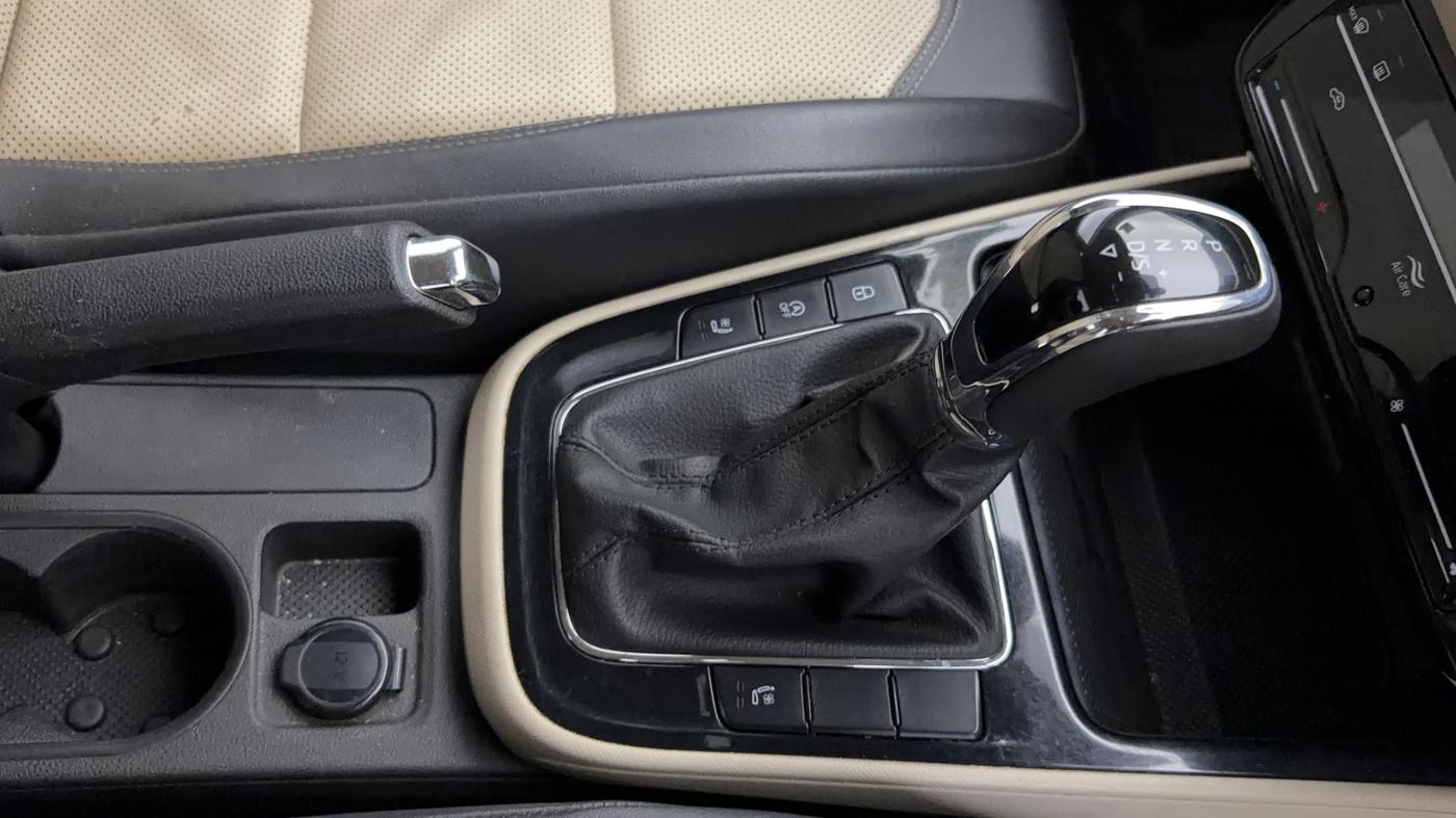 2022 Skoda SLAVIA STYLE 1.0L TSI AT, Petrol, Automatic, 98,174 km, Gear Lever
