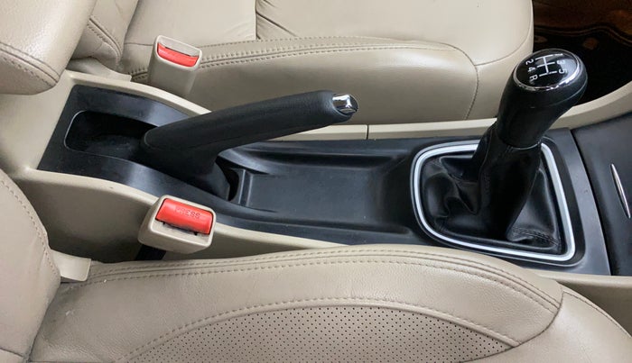 2017 Maruti Ciaz ZXI+, Petrol, Manual, 72,070 km, Gear Lever