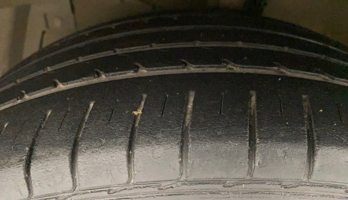 2017 Maruti Ciaz ZXI+, Petrol, Manual, 72,070 km, Left Front Tyre Tread