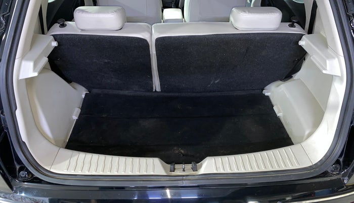 2023 Mahindra XUV300 W6 1.2 PETROL, Petrol, Manual, 8,518 km, Boot Inside