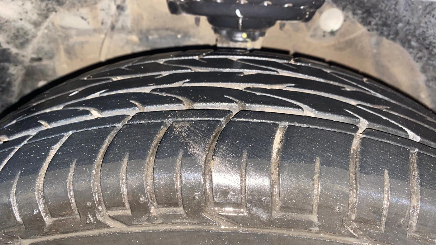 2023 Mahindra XUV300 W6 1.2 PETROL, Petrol, Manual, 8,518 km, Left Front Tyre Tread