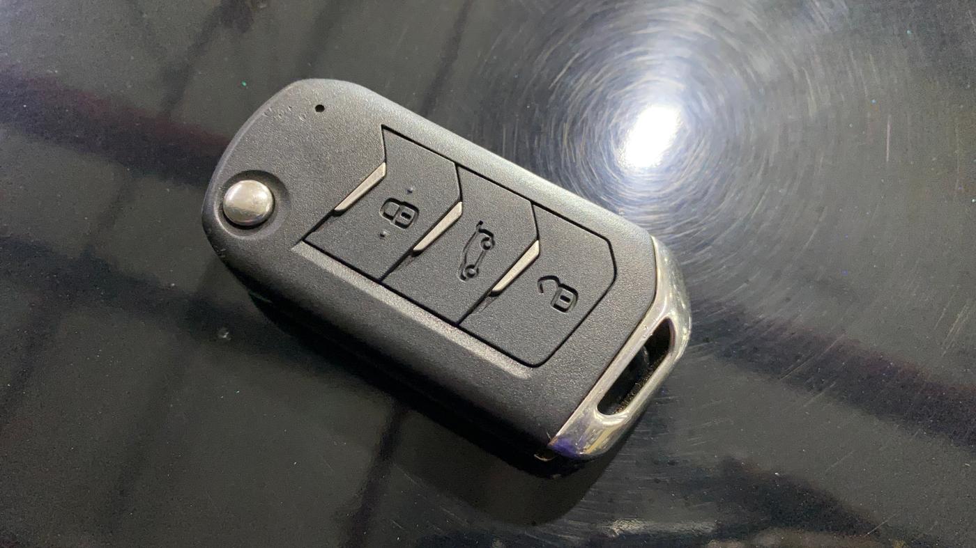 2023 Mahindra XUV300 W6 1.2 PETROL, Petrol, Manual, 8,518 km, Key Close Up