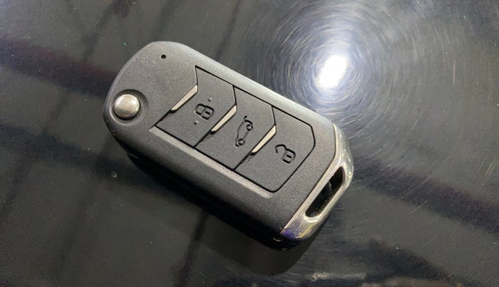 2023 Mahindra XUV300 W6 1.2 PETROL, Petrol, Manual, 8,518 km, Key Close Up