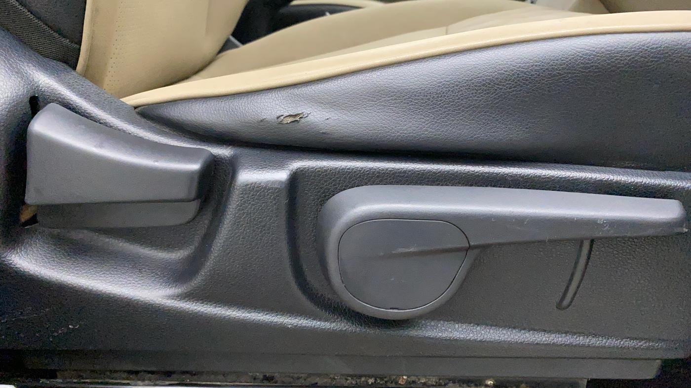 2018 Mahindra TUV300 T 10 AT, Diesel, Automatic, 58,192 km, Driver Side Adjustment Panel