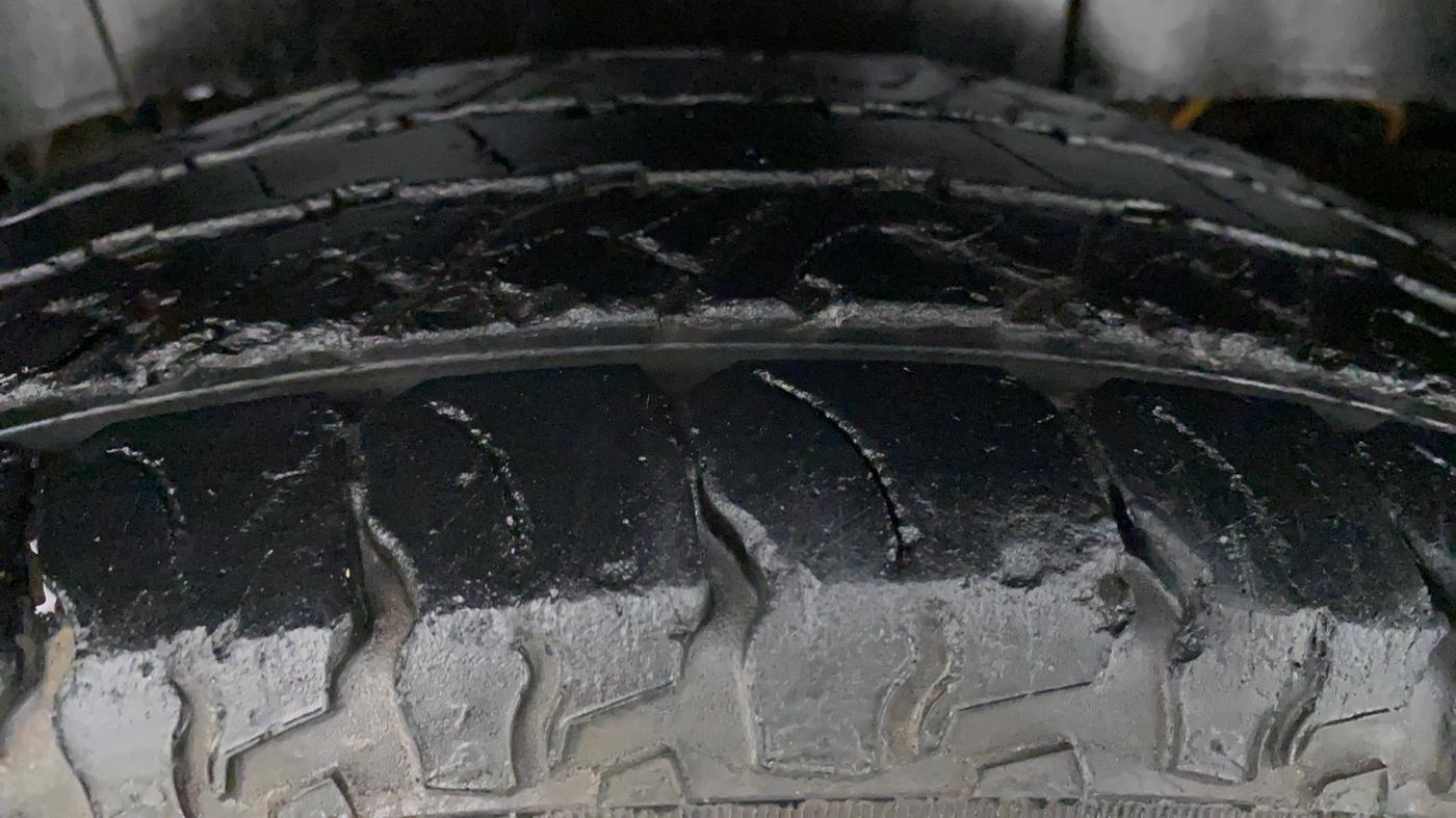 2018 Mahindra TUV300 T 10 AT, Diesel, Automatic, 58,192 km, Left Rear Tyre Tread