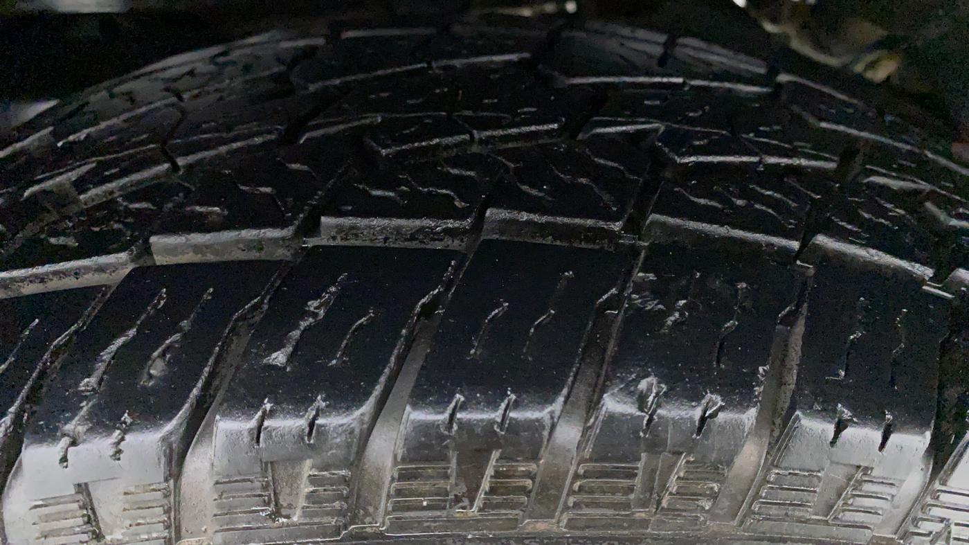 2018 Mahindra TUV300 T 10 AT, Diesel, Automatic, 58,192 km, Right Rear Tyre Tread
