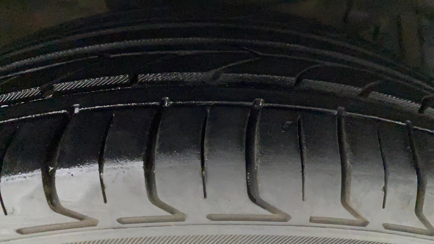 2016 Maruti Ciaz  ZDI SHVS, Diesel, Manual, 64,065 km, Left Front Tyre Tread