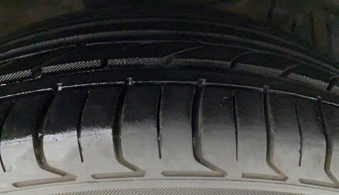 2016 Maruti Ciaz  ZDI SHVS, Diesel, Manual, 64,065 km, Left Front Tyre Tread