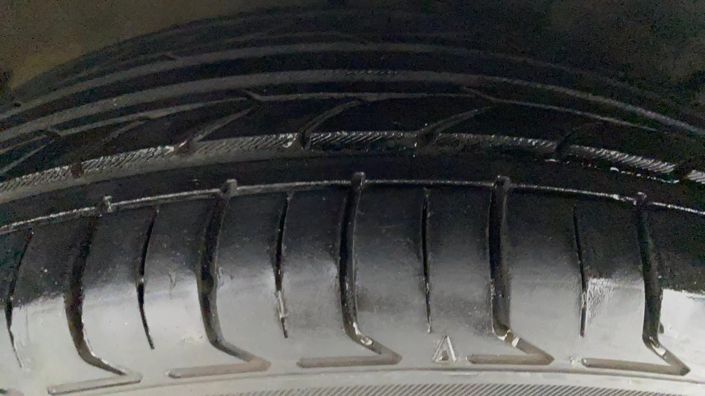 2016 Maruti Ciaz  ZDI SHVS, Diesel, Manual, 64,065 km, Right Front Tyre Tread