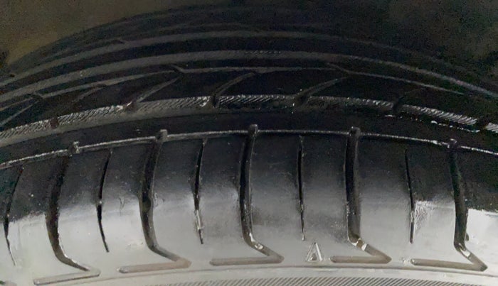 2016 Maruti Ciaz  ZDI SHVS, Diesel, Manual, 64,065 km, Right Front Tyre Tread