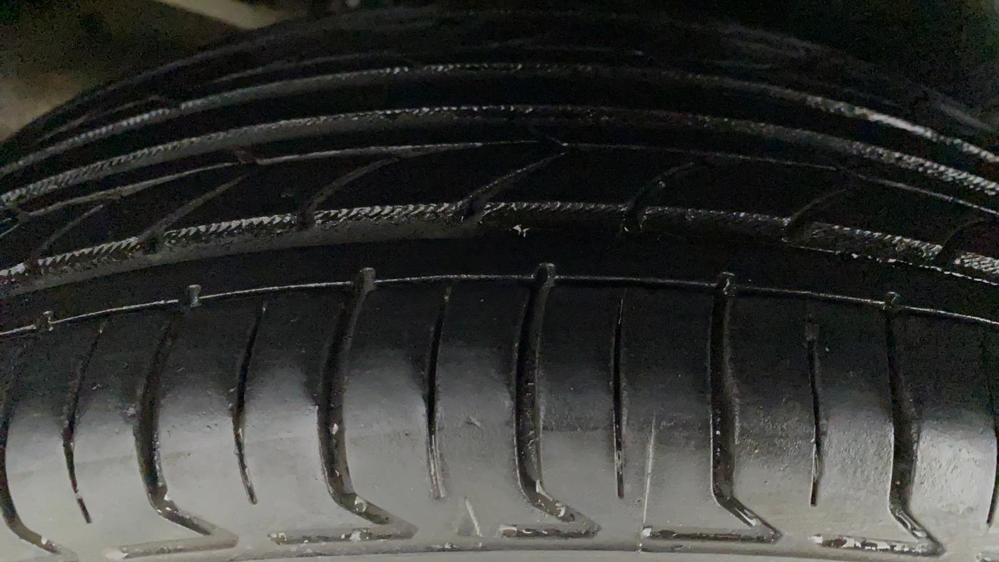 2016 Maruti Ciaz  ZDI SHVS, Diesel, Manual, 64,065 km, Left Rear Tyre Tread