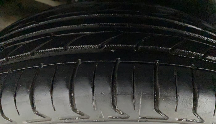 2016 Maruti Ciaz  ZDI SHVS, Diesel, Manual, 64,065 km, Left Rear Tyre Tread