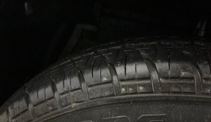 2015 Maruti Swift VXI, Petrol, Manual, 30,231 km, Left Front Tyre Tread