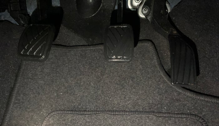 2015 Maruti Swift VXI, Petrol, Manual, 30,231 km, Pedals