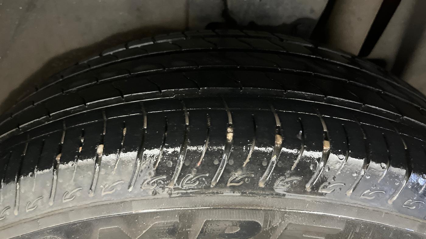 2023 Maruti BREZZA ZXI + SMART HYBRID, Petrol, Manual, 37,195 km, Left Rear Tyre Tread