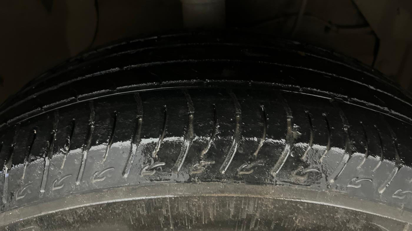 2023 Maruti BREZZA ZXI + SMART HYBRID, Petrol, Manual, 37,195 km, Right Front Tyre Tread