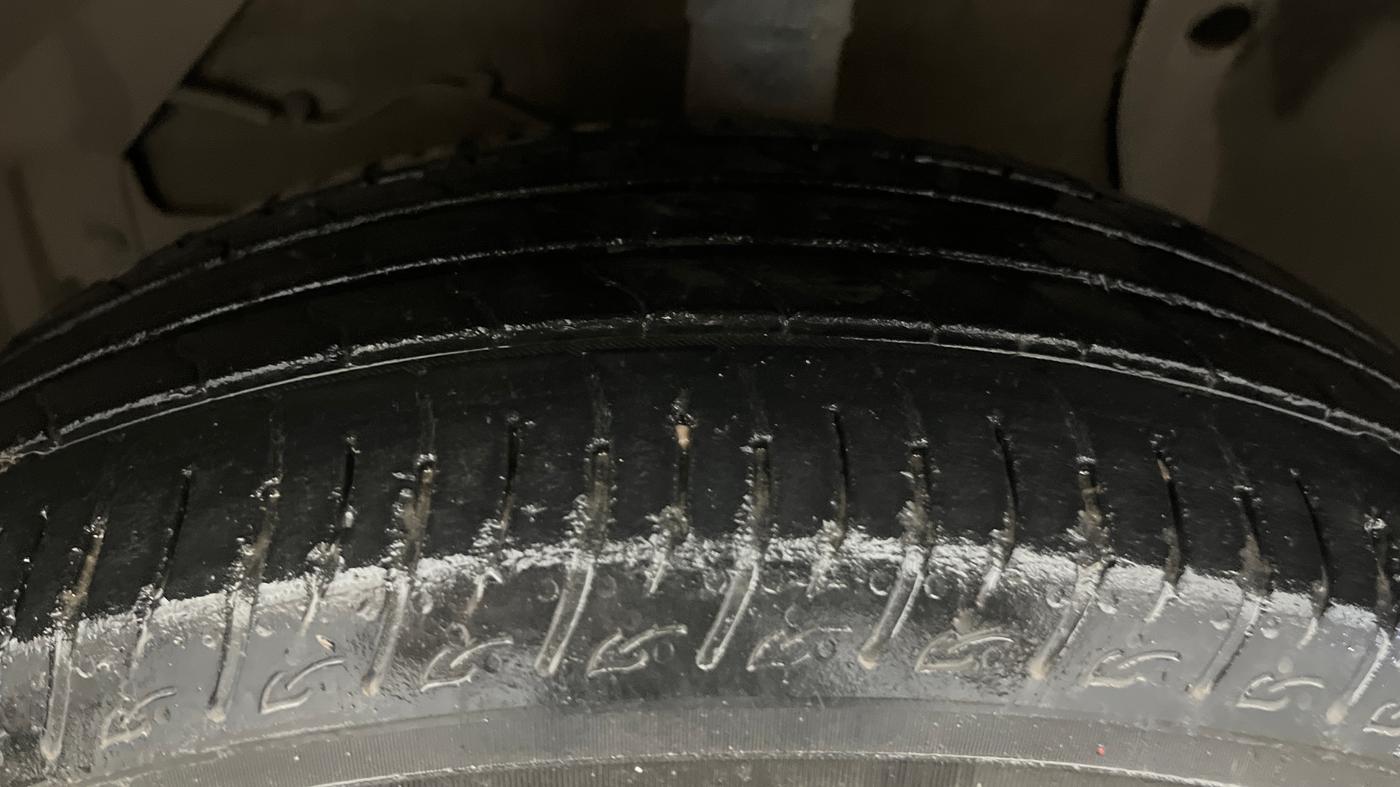 2023 Maruti BREZZA ZXI + SMART HYBRID, Petrol, Manual, 37,195 km, Left Front Tyre Tread