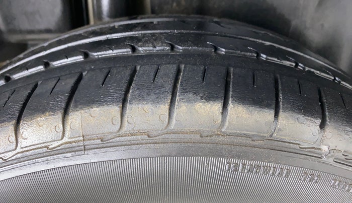 2018 Maruti Ciaz DELTA AT 1.5 SHVS PETROL, Petrol, Automatic, 59,456 km, Right Rear Tyre Tread