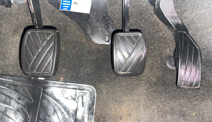 2017 Maruti Swift VXI O, Petrol, Manual, 1,31,746 km, Pedals