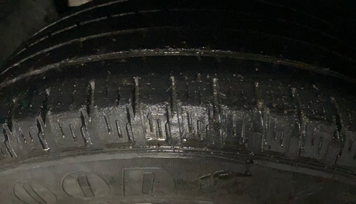 2015 Renault Duster 85 PS RXE DIESEL, Diesel, Manual, 1,18,770 km, Left Front Tyre Tread