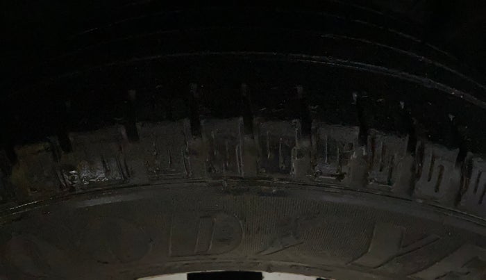 2015 Renault Duster 85 PS RXE DIESEL, Diesel, Manual, 1,18,770 km, Right Front Tyre Tread